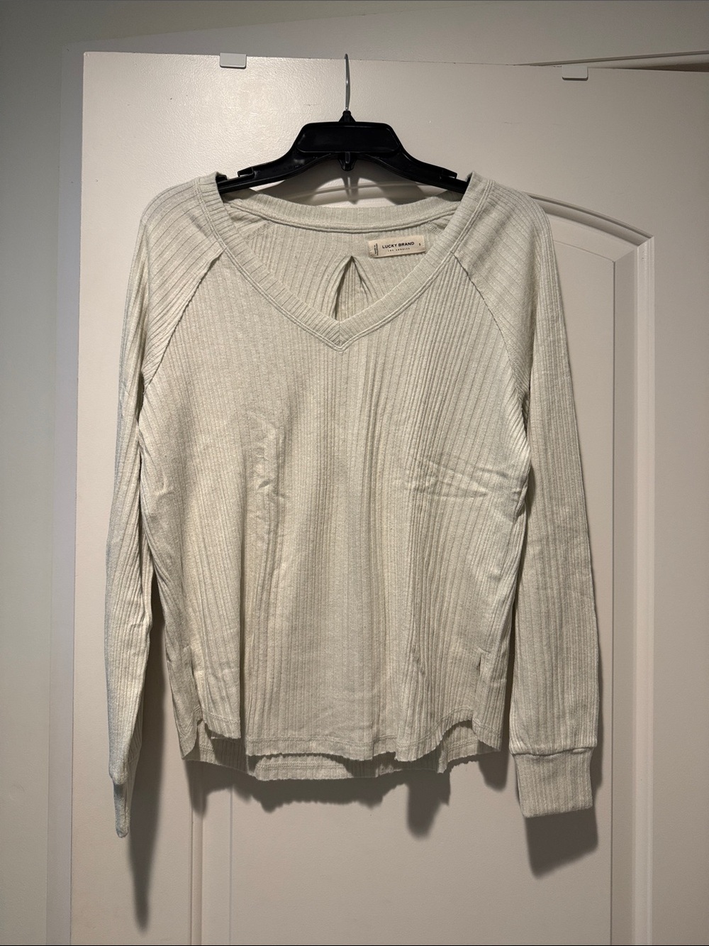 Lucky Brand Ribbed V‑Neck Long Sleeve Top in Light Cream